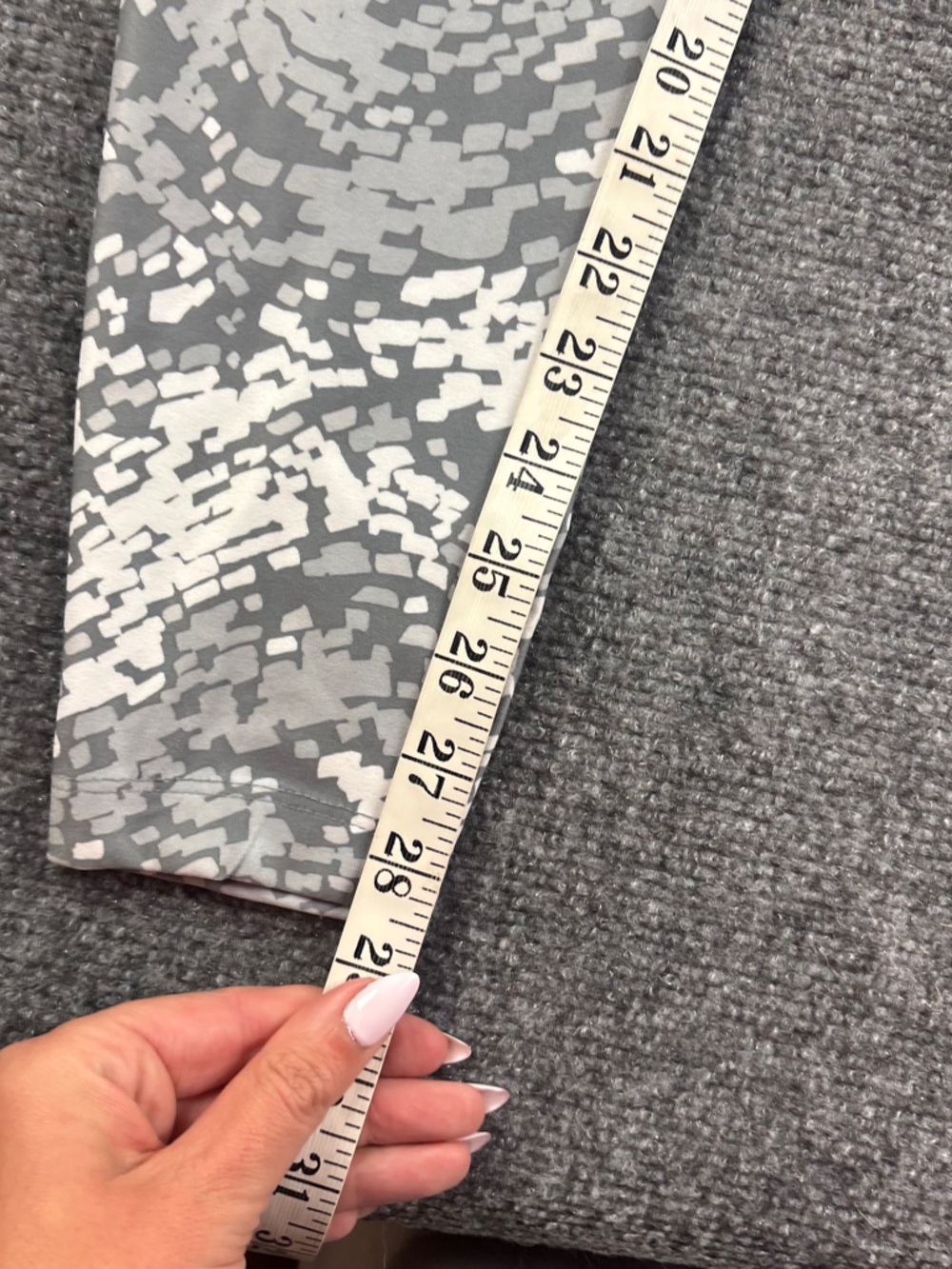 NIKE Women’s Dri-Fit Athletic Leggings Grey/White Pixelated Camouflage NWT Small - Picture 9 of 9